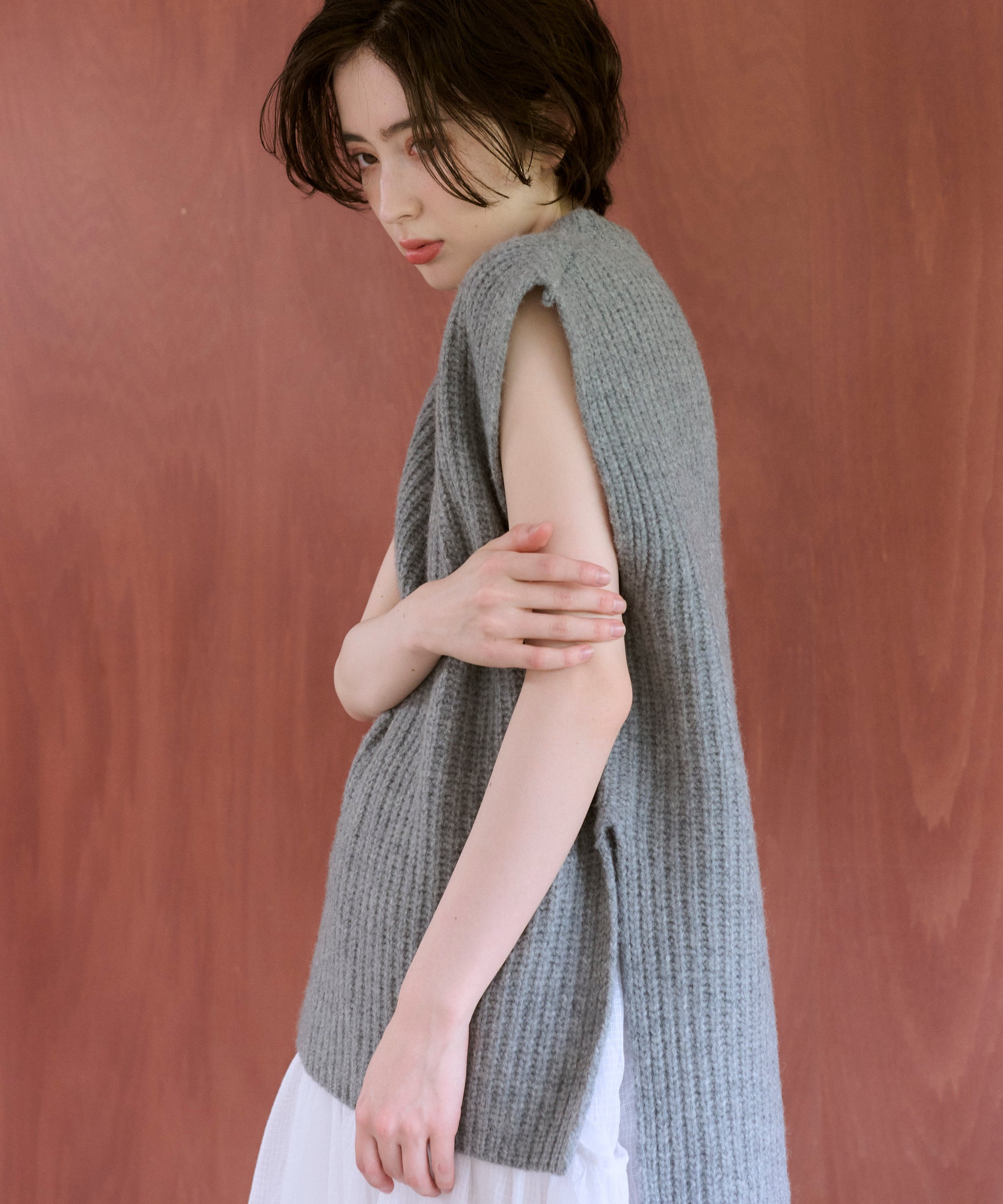 【Pre-Order】【Layerable】Wool Side Slit Middle Vest