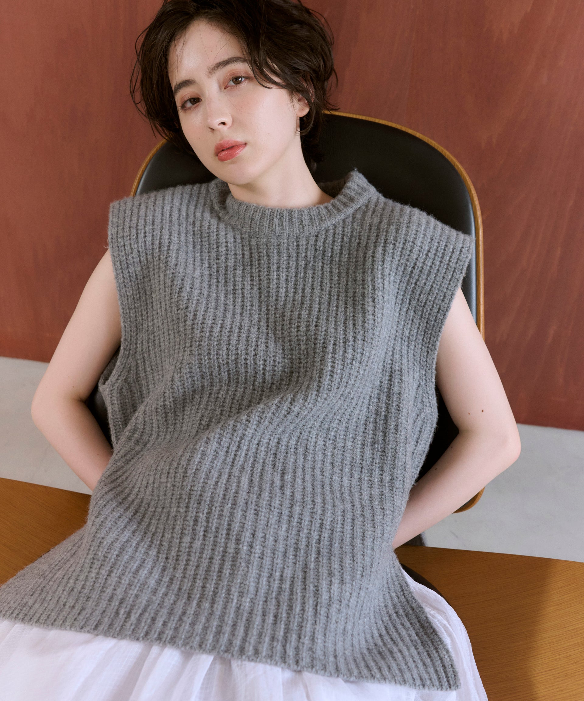 【Pre-Order】【Layerable】Wool Side Slit Middle Vest