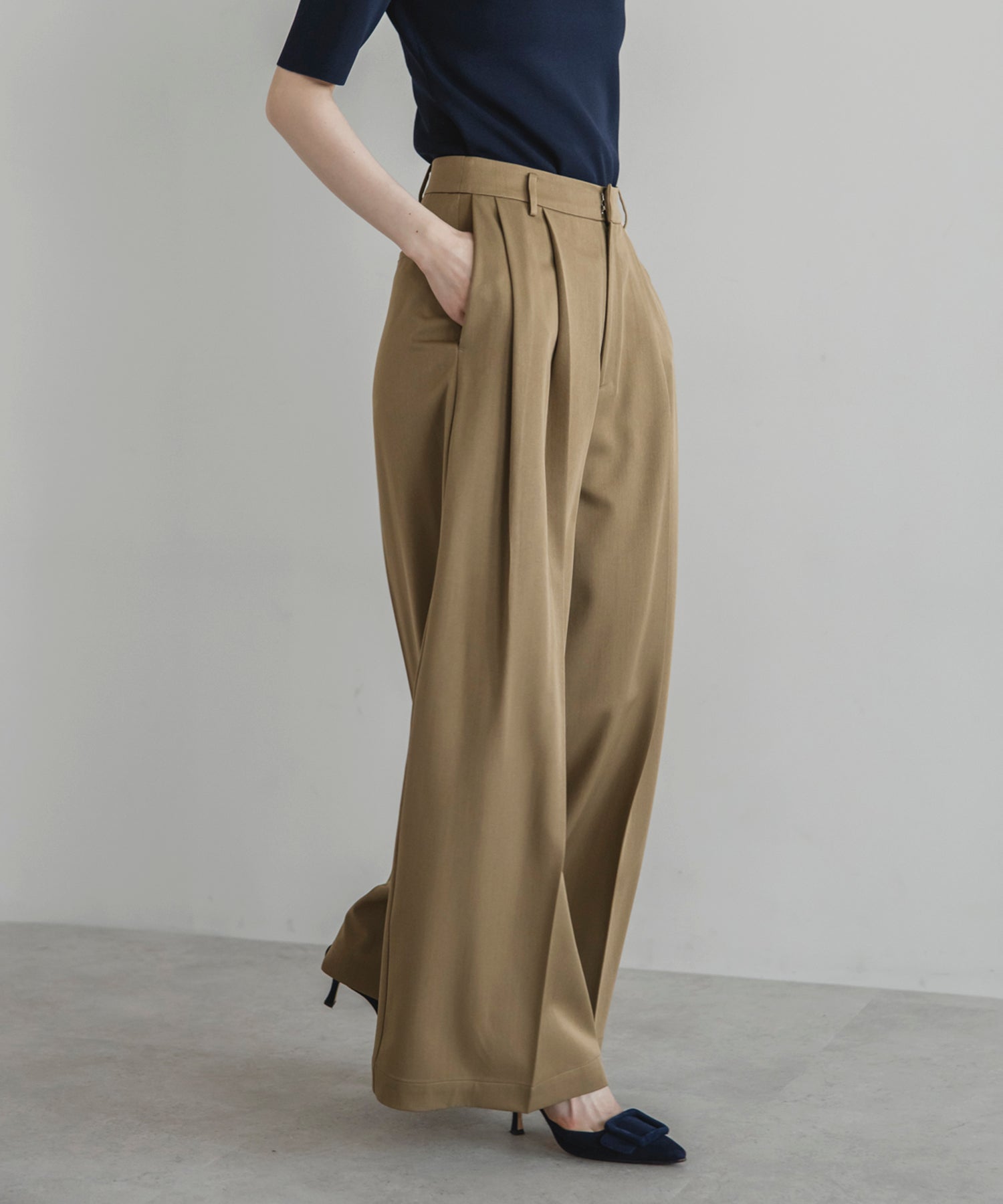 【Wrinkle Prevention】Comfort Line Wide Tuck Pants